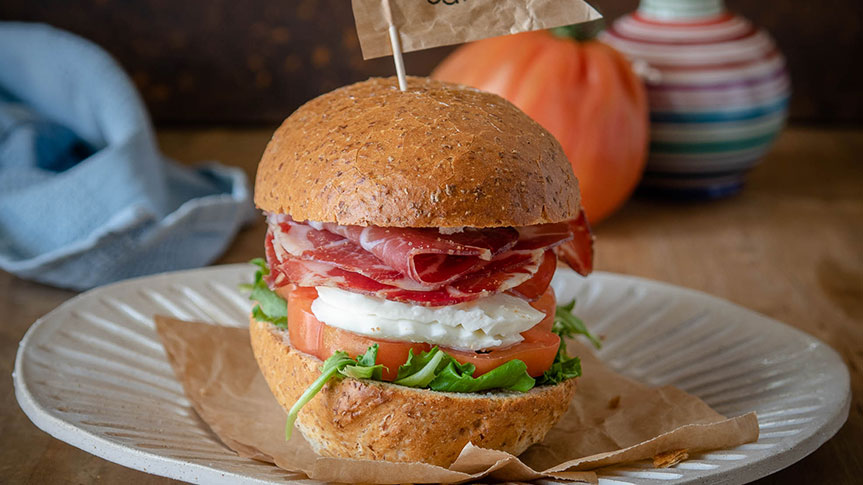 Panino con coppa, mozzarella e pomodoro