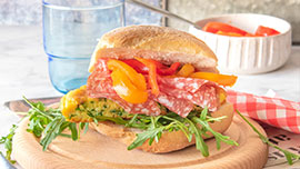 Ciabatta con salame, frittata e peperoni