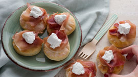 Focaccine allo yogurt con prosciutto crudo e caprino