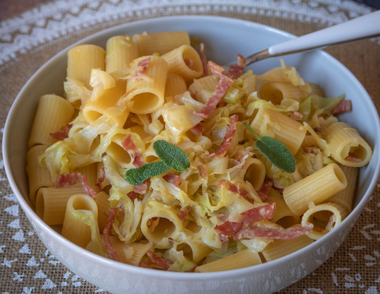 Pasta con verza e salame