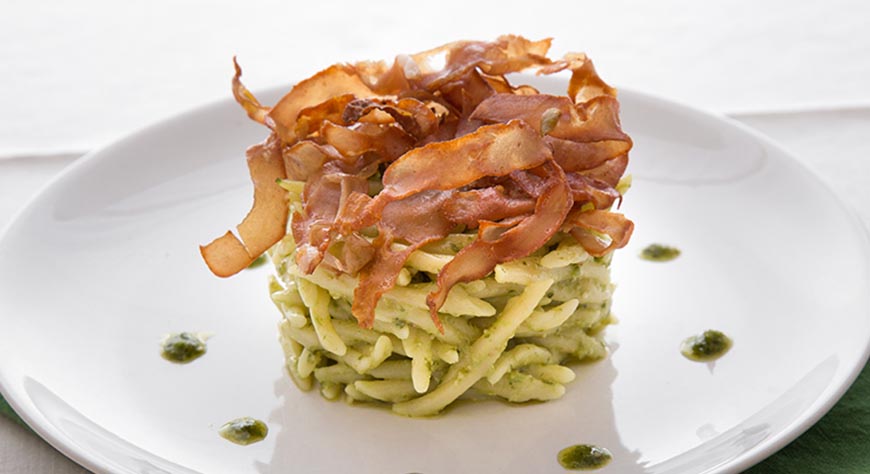 Trofie al pesto alla genovese con julienne di Mortadella Bologna IGP croccante