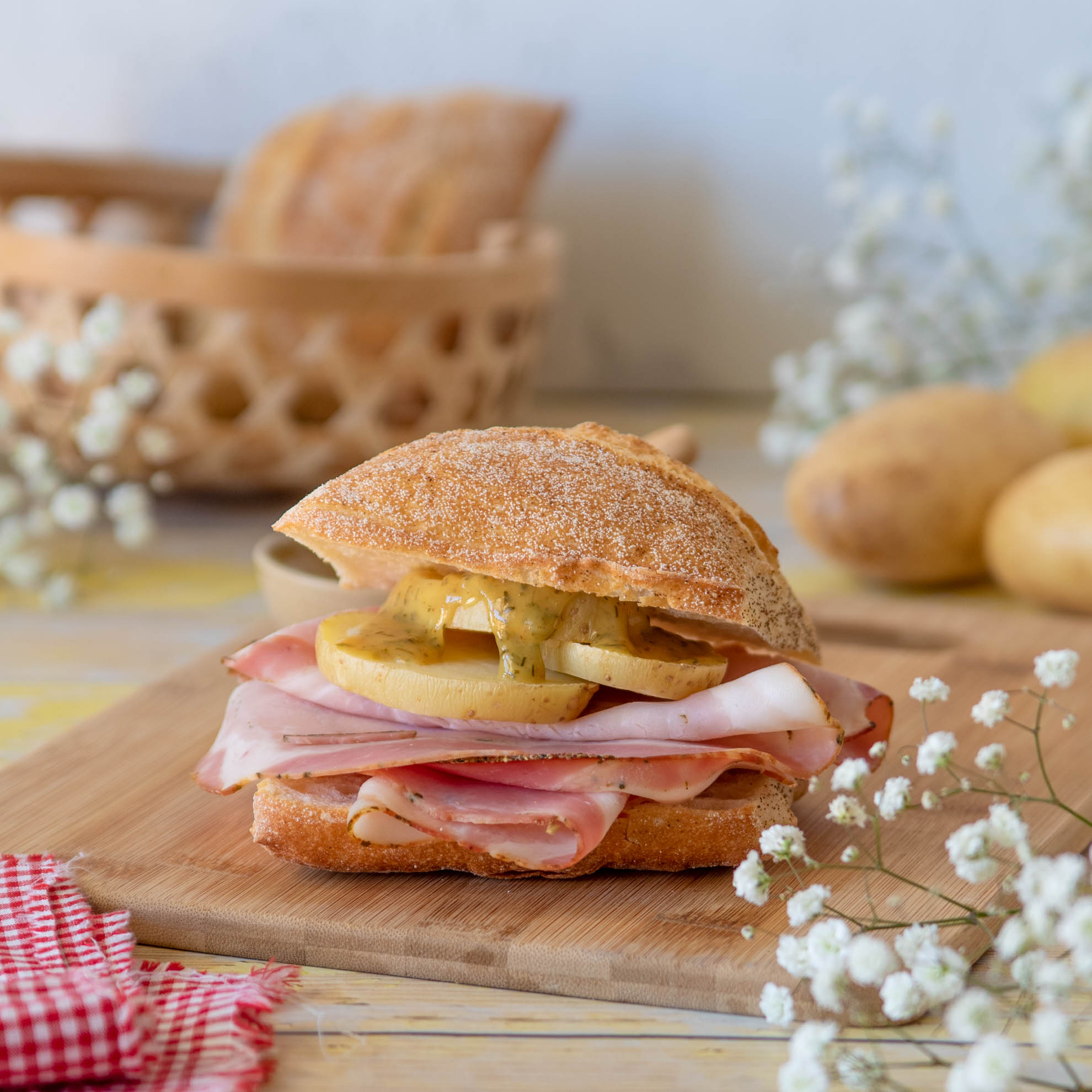 Panino con porchetta e patate con salsa alla senape
