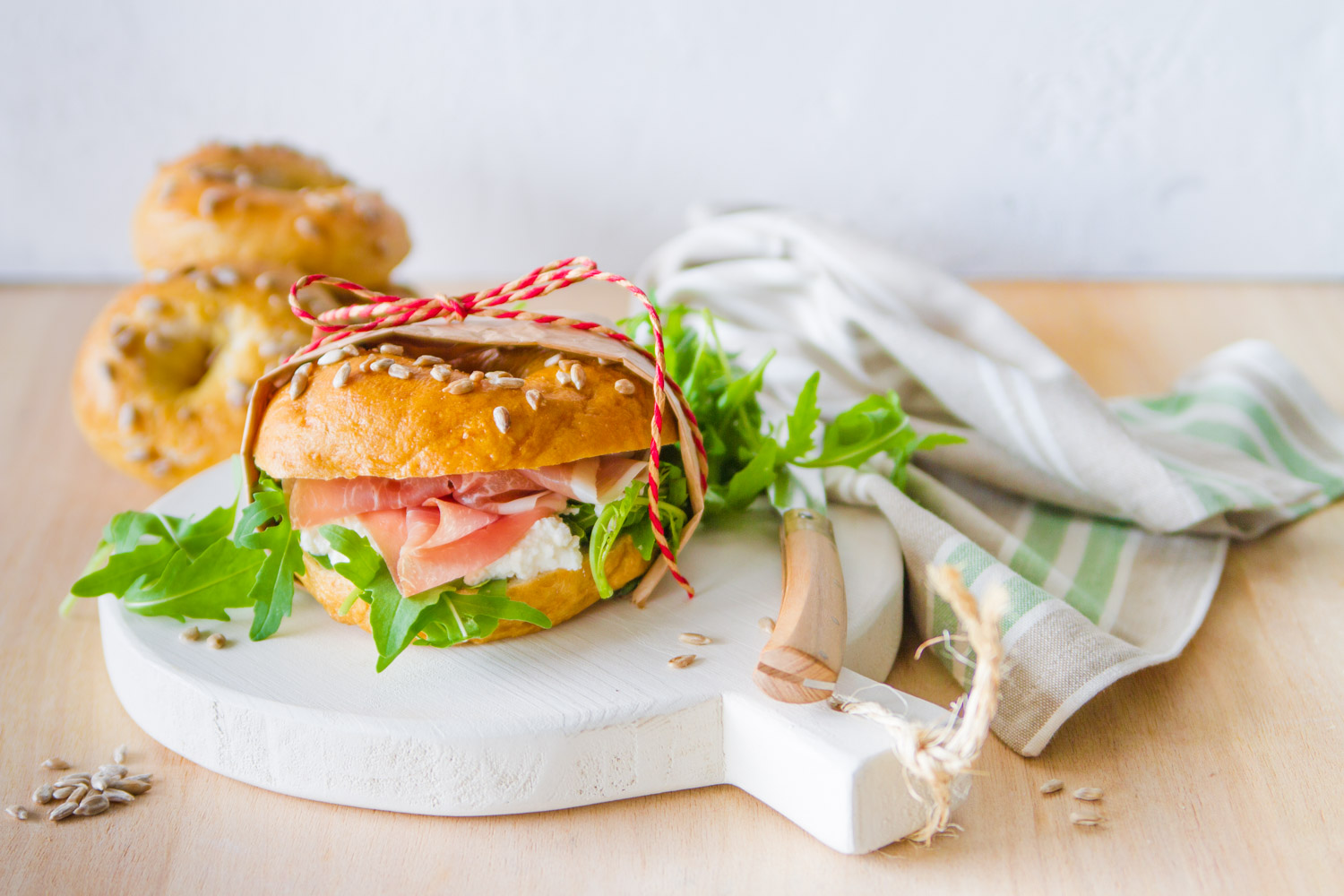 Bagel con prosciutto crudo, ricotta e rucola