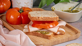 Panino con pollo, pomodoro e salsa verde