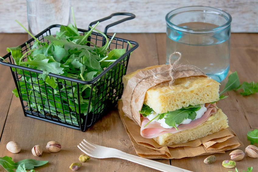 Focaccia alle patate con mortadella, stracchino e rucola