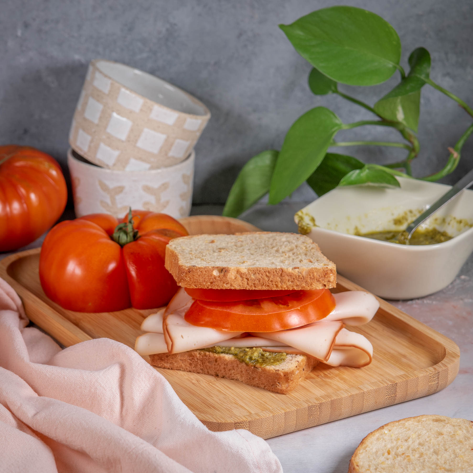 Panino con pollo, pomodoro e salsa verde