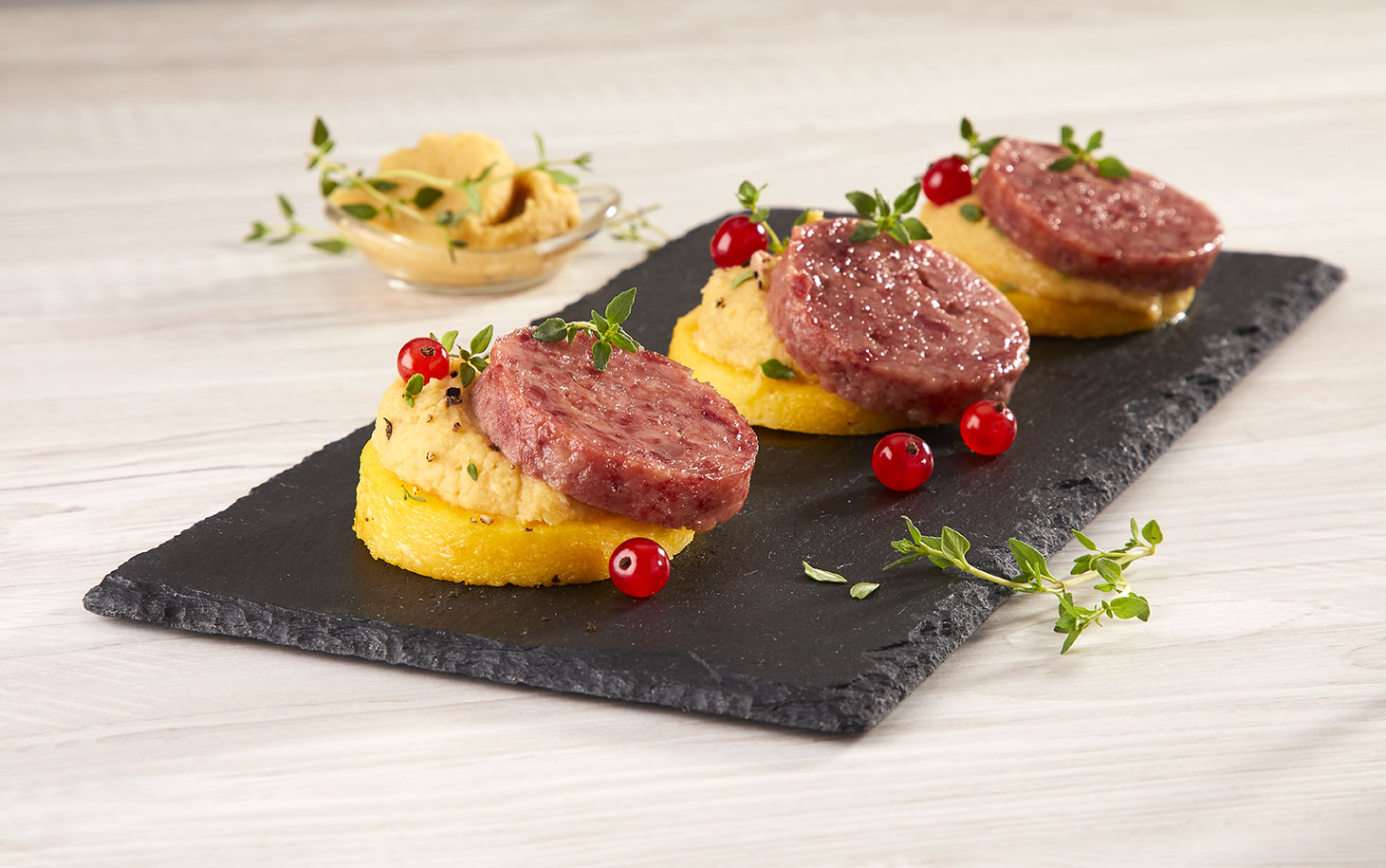 CIALDE DI POLENTA CON COTECHINO, MOUSSE DI CECI E RIBES