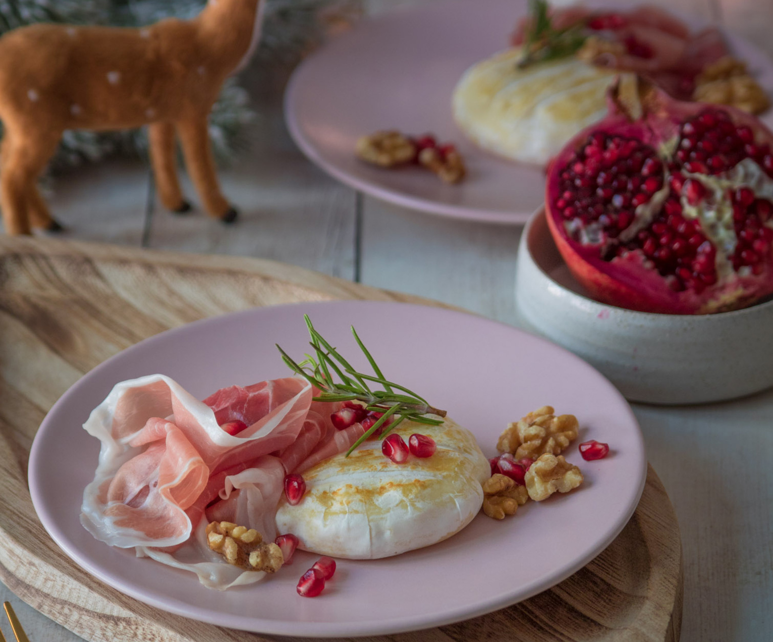 Tomino di Natale con prosciutto crudo, noci e melagrana