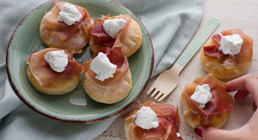 Focaccine allo yogurt con prosciutto crudo e caprino