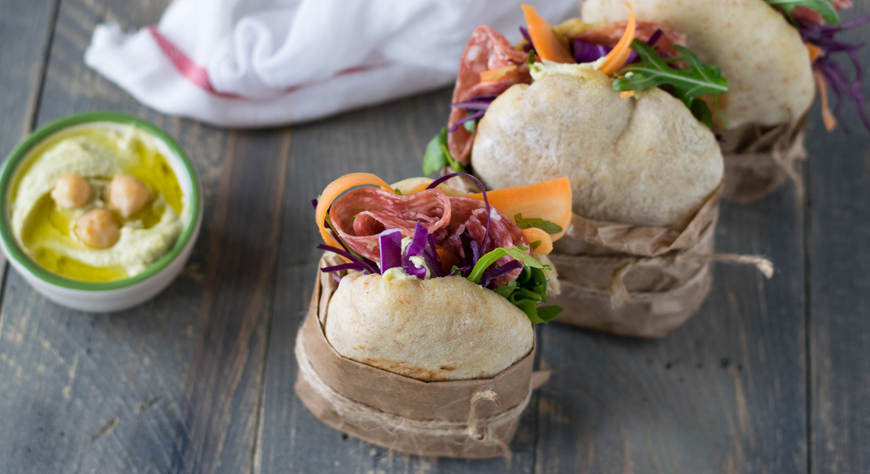 Pane pita con hummus e salame