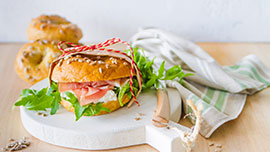 Bagel con prosciutto crudo, ricotta e rucola