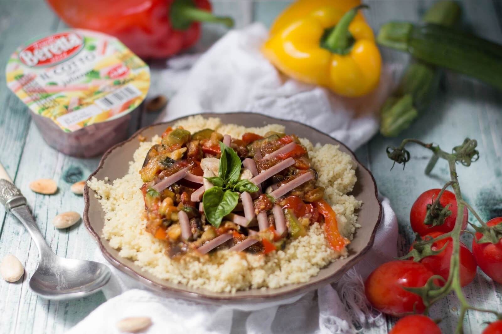 Cous cous con verdure in agrodolce, prosciutto cotto e mandorle salate