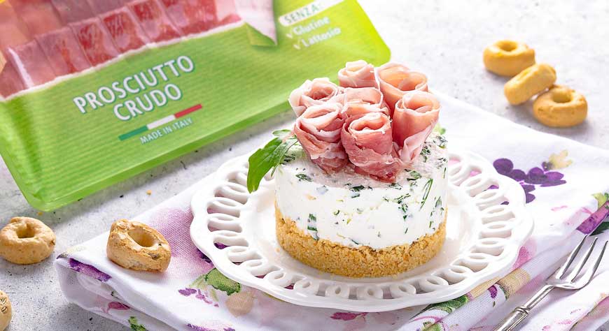 Cheesecake salata monoporzione con rose di prosciutto crudo