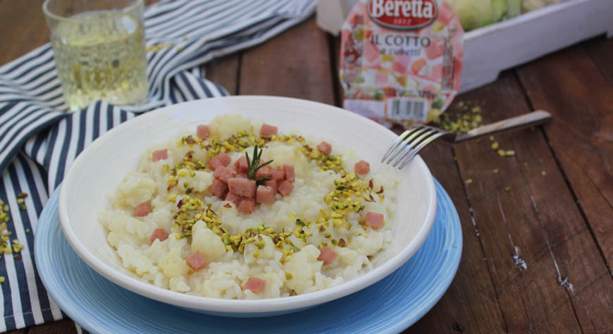 Risotto al cavolfiore con pistacchi e prosciutto cotto.