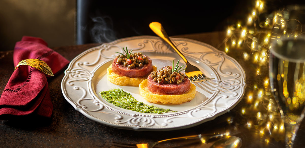 CROSTINI DI POLENTA CON COTECHINO MODENA IGP BERETTA E LENTICCHIE