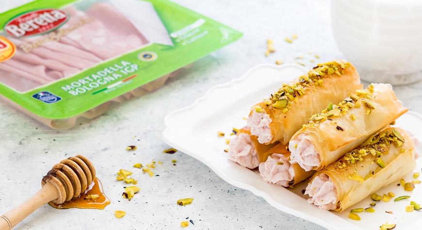 Cannoli di pasta fillo con mousse di mortadella, pistacchi e miele