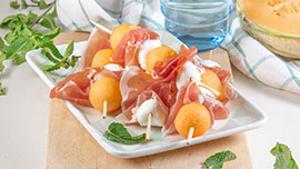 Spiedini con crudo, mozzarella e melone