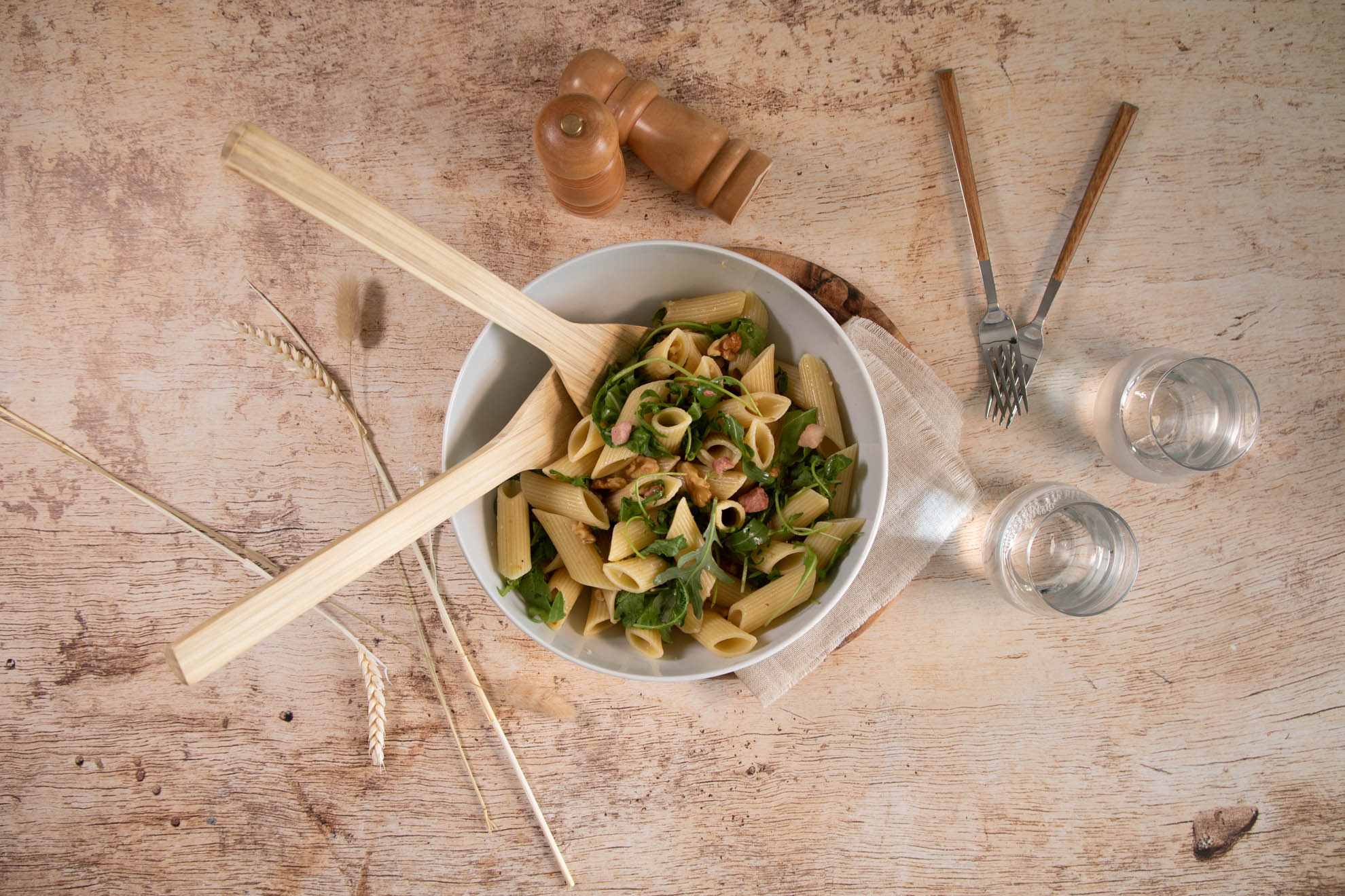 Insalata di pasta con rucola, noci e pancetta